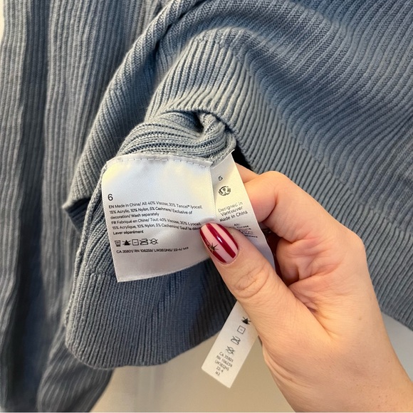 Lululemon Cashmere Blend Reversible Crossover Sweater in Chambray | size 6 - Picture 4 of 8